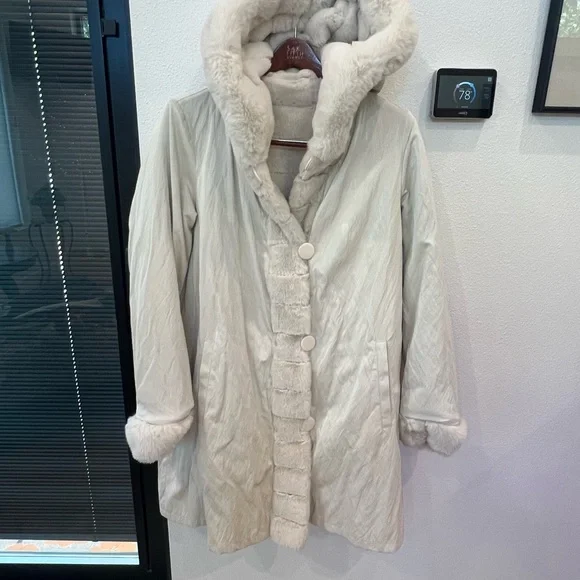 Elegant Cream Faux Fur Reversible Coat - Picture 6 of 7